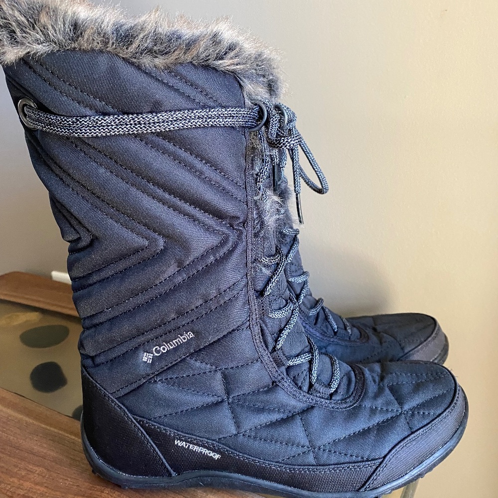 Columbia women's winter + waterproof boots with fur size 8 black